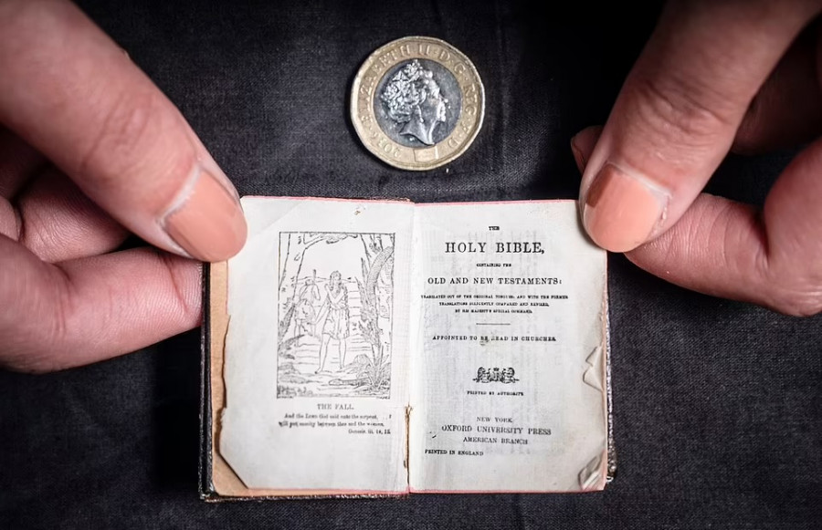 ForPost - Новости : Благодаря коронавирусу нашли крохотную Библию, размером с монету