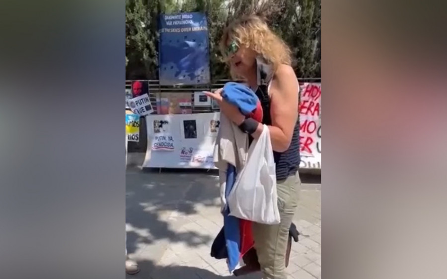 ForPost - Новости : Жительница Испании защитила российский флаг перед группой украинцев
