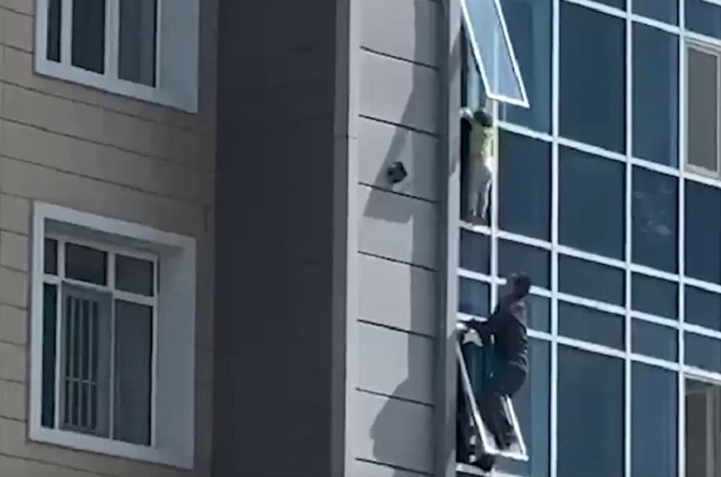 ForPost - Новости : Мужчина вылез из окна на 8 этаже, чтобы спасти ребёнка