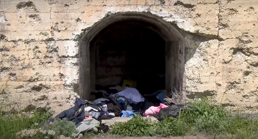 ForPost - Новости : Схрон новой одежды обнаружили туристы в казематах 16-й батареи в Севастополе