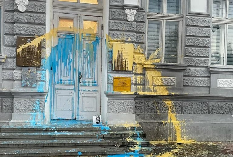 ForPost - Новости : Полиция выясняет мотивы сине-желтого нападения на администрацию Евпатории