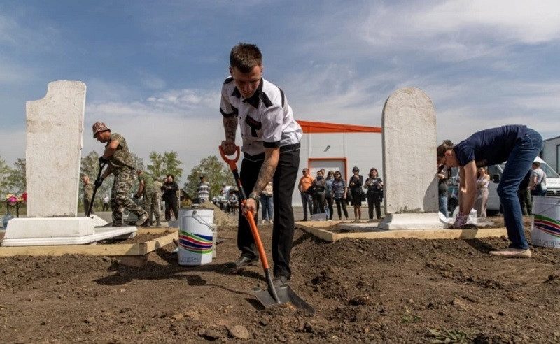 ForPost - Новости : Команда из Севастополя приняла участие в конкурсе по украшению могил