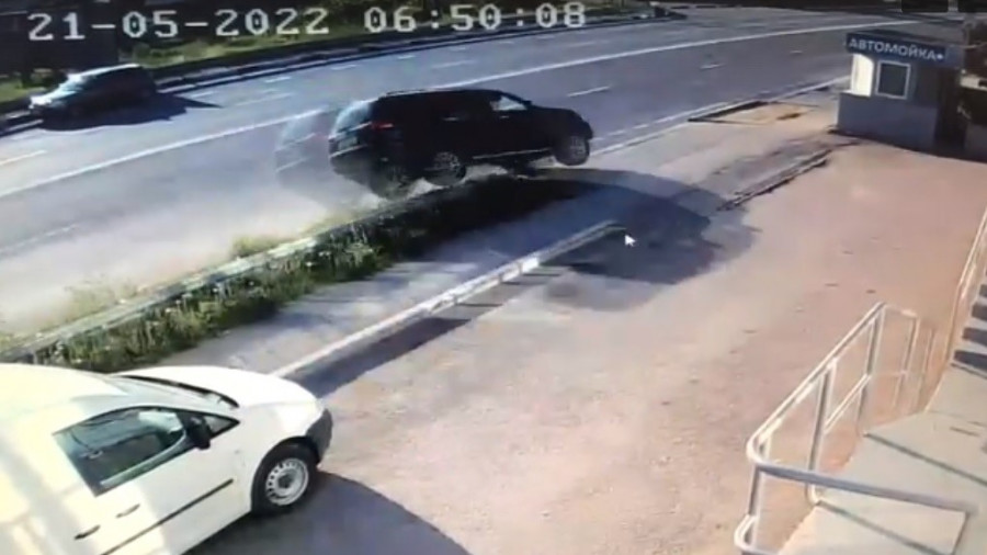 ForPost - Новости : Машина на огромной скорости снесла столб в Севастополе 