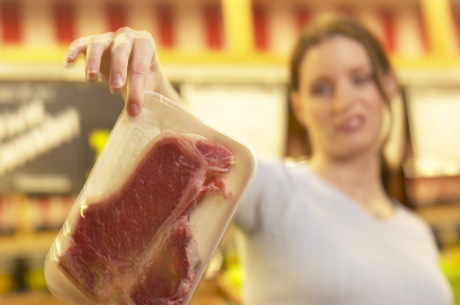 ForPost - Новости : Почему еда в российских магазинах превращается в корм для свиней