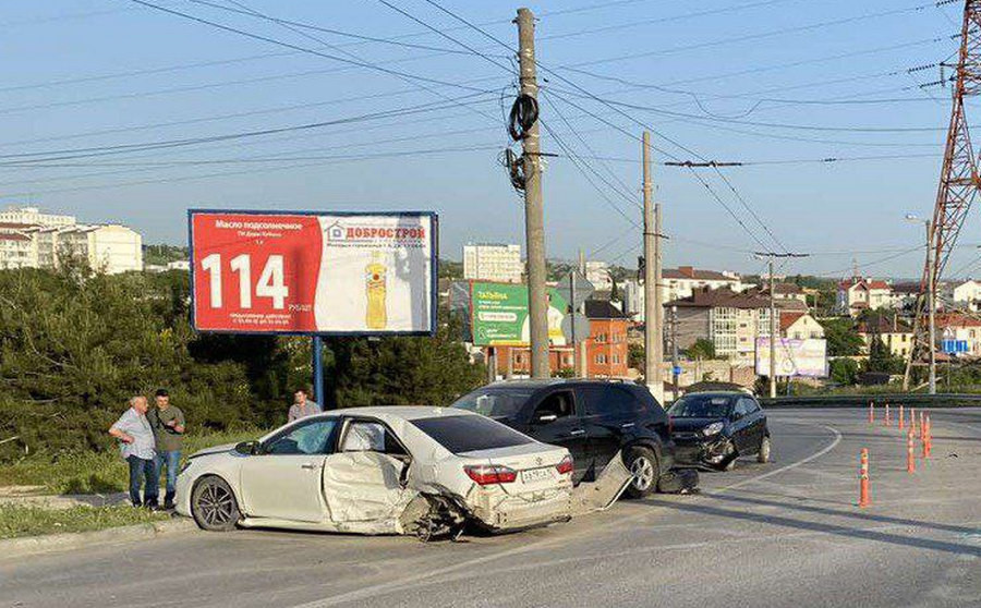 ForPost - Новости : Оторванное колесо привело к массовой аварии в Севастополе