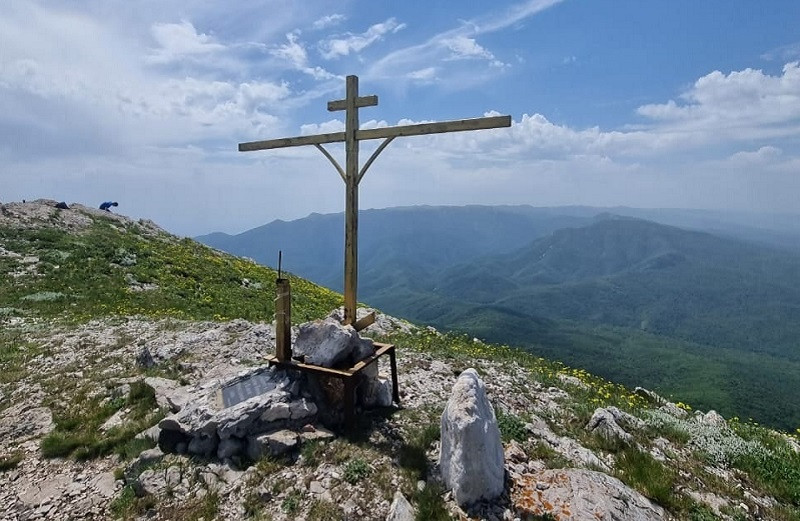 ForPost - Новости : Сломанный вандалами крест на Чатыр-Даге нашли под горой