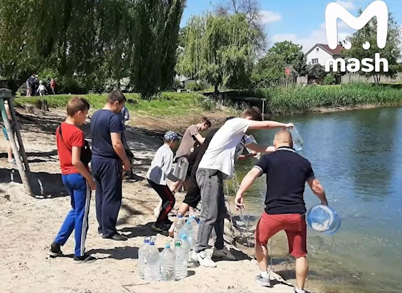 ForPost - Новости : Жители спасают пруд, таская в него воду пятилитровыми баклажками
