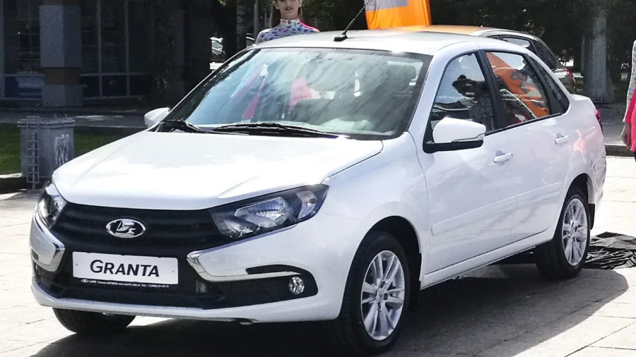 ForPost - Новости : Автолюбителям назвали стоимость упрощенной Lada Granta