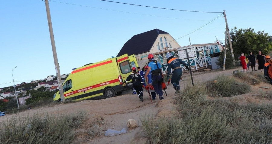 ForPost - Новости : В Севастополе спасли упавшего с обрыва на диком пляже мужчину