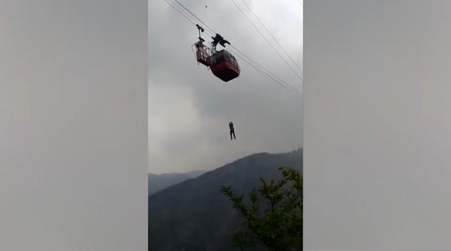 ForPost - Новости : Невероятные кадры: турист спустился на верёвке с застрявшей кабины «канатки»