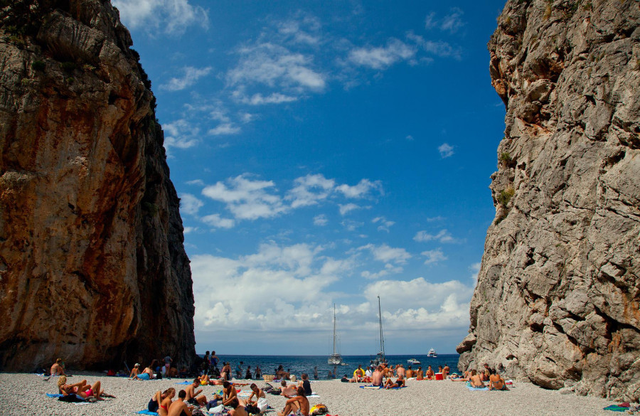 ForPost - Новости : Ходить одетым и не мочиться в море: как в Испании борются с хамством туристов
