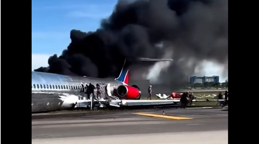 ForPost - Новости : Пассажирский самолёт загорелся после приземления