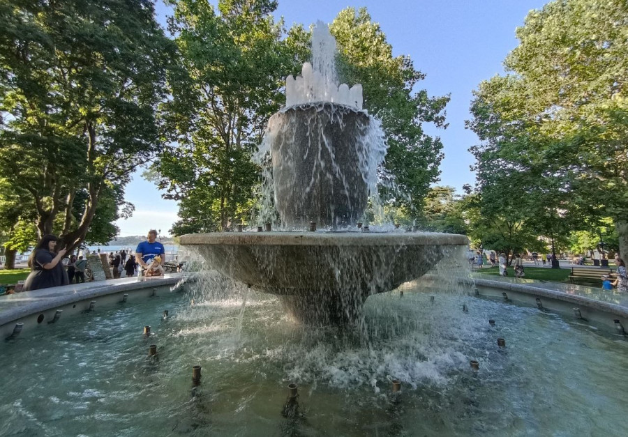 ForPost - Новости : У фонтана на Приморском бульваре в Севастополе заглох нижний ярус 