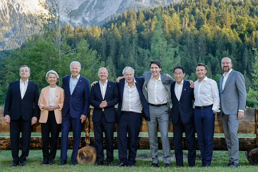 ForPost - Новости : «Словно выпил бутылку бренди»: британцы высмеяли фото участников саммита G7
