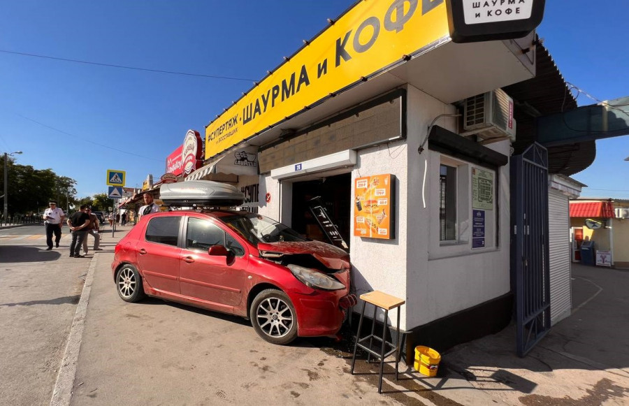 ForPost - Новости : В Севастополе машину забросило в киоск с шаурмой 
