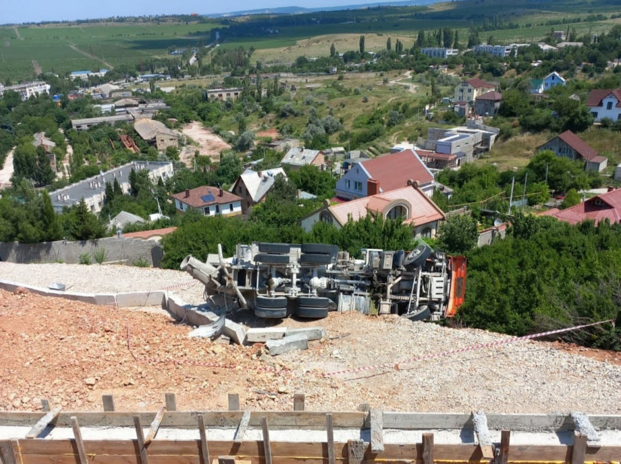 ForPost - Новости : Опрокинувшийся бетоносмеситель неделю висит над домами в Севастополе 