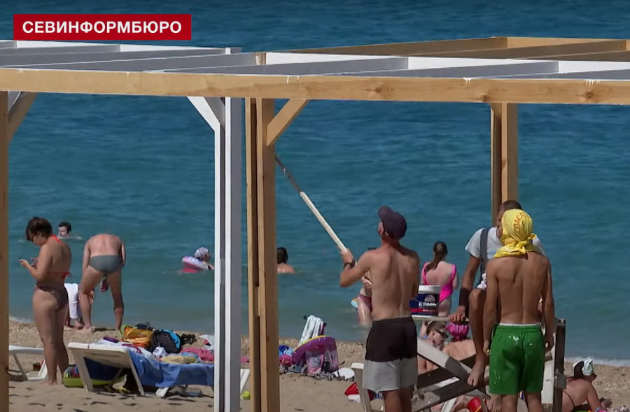 ForPost - Новости : В Севастополе пляж «Учкуевка» готовят к сезону в разгар лета