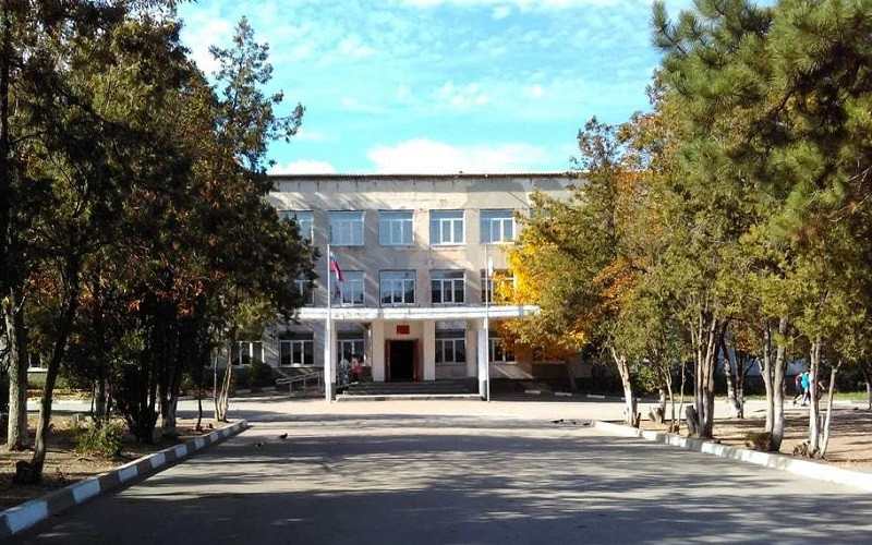 ForPost - Новости : Школу в столице Крыма назвали в честь погибшего от COVID-19 врача