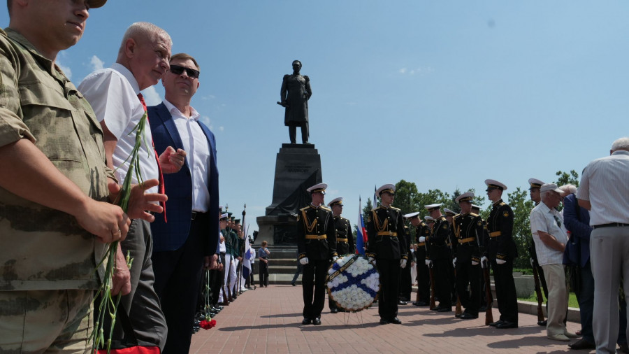 ForPost - Новости : В день рождения адмирала Нахимова к его памятнику несут цветы, а нужно – оторванные сабли, ружья и банники