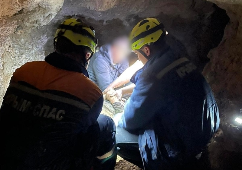 ForPost - Новости : В Крыму искателя приключений с подозрением на инсульт спасли из пещеры