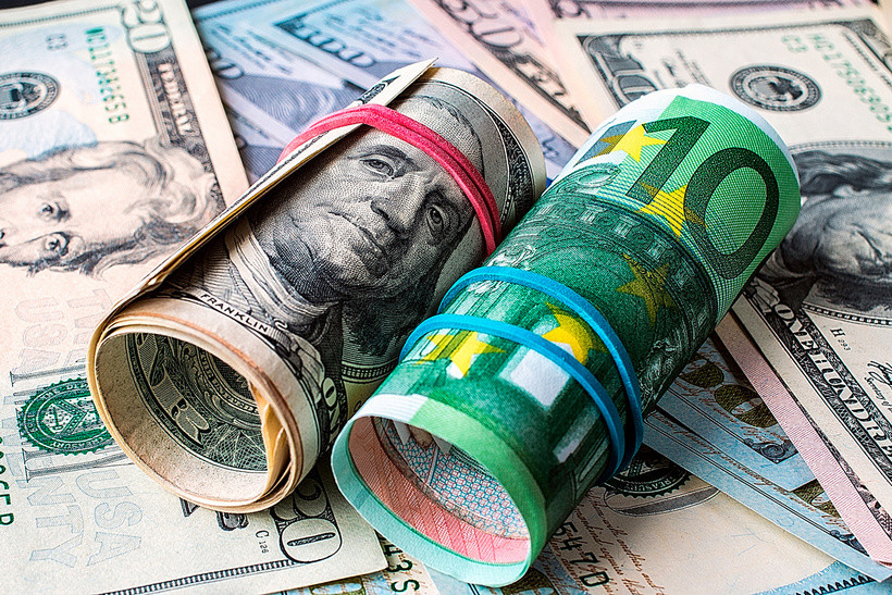 ForPost - Новости : Евро в сражении с долларом побил 20-летний рекорд в России