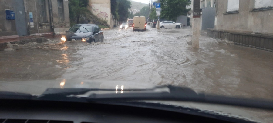 ForPost - Новости : Часть Севастополя ушла под воду из-за мощного ливня