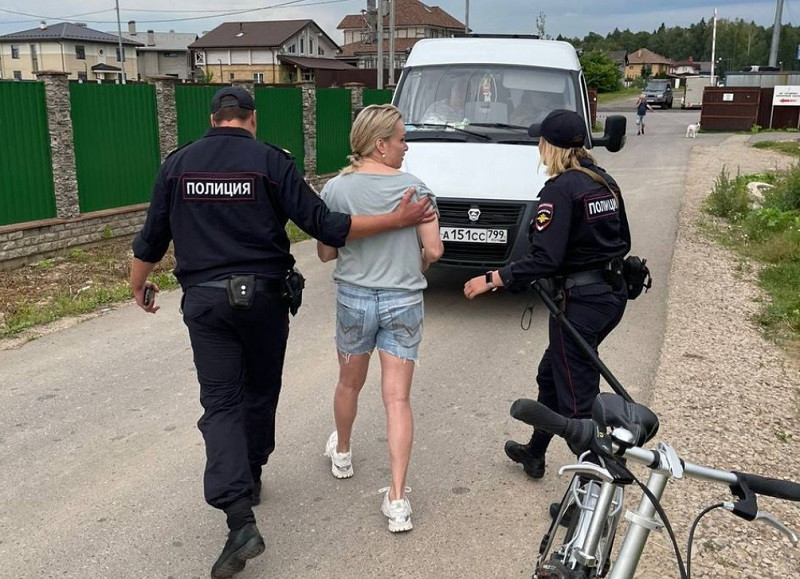 ForPost - Новости : «Женщину с плакатом» Марину Овсянникову задержала полиция