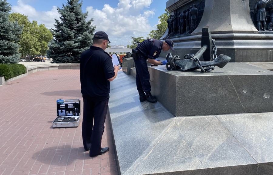 ForPost - Новости : Неизвестные отпилили якорную цепь памятника Нахимову в центре Севастополя 