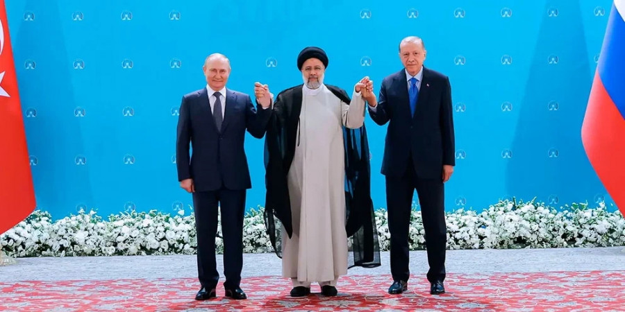 ForPost - Новости : Глава МИД Германии Бербок назвала вызовом для НАТО фото Эрдогана за руку с Раиси и Путиным