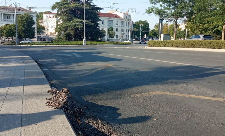 ForPost - Новости : На дорогах Севастополя из-за жары поплыл асфальт