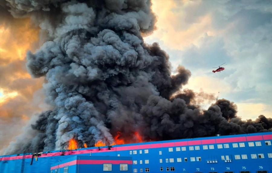 ForPost - Новости : В Подмосковье выгорел гигантский склад Ozon с убытком на 17 млрд рублей