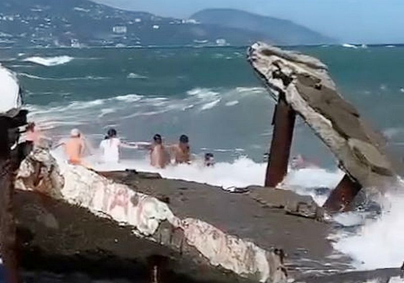 ForPost - Новости : Туриста спасали всем пляжем из штормящего моря в Крыму