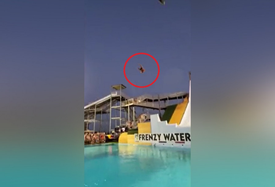 ForPost - Новости : В аквапарке сняли на видео эпичный «полёт» мужчины