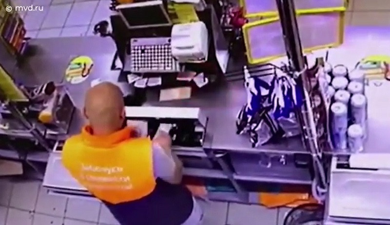 ForPost - Новости : Мужчина под видом стажёра обнёс кассы трёх магазинов