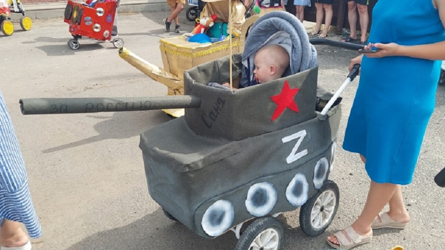 ForPost - Новости : В конкурсе детских колясок участвовали танк «За Россию!» и полицейский «бобик»