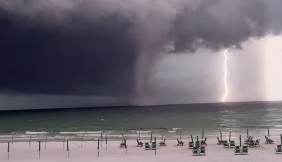 ForPost - Новости : Очевидцы наблюдали потрясающее природное явление около побережья