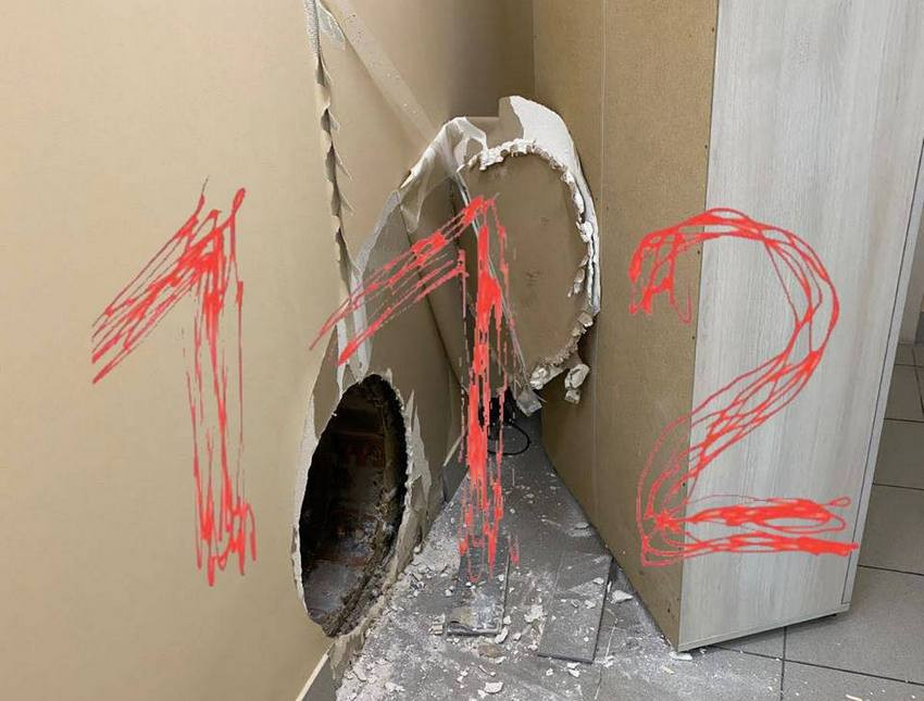 ForPost - Новости : Воры влезли в банк через дыру в стене и оставили трусы с отпечатком подошвы
