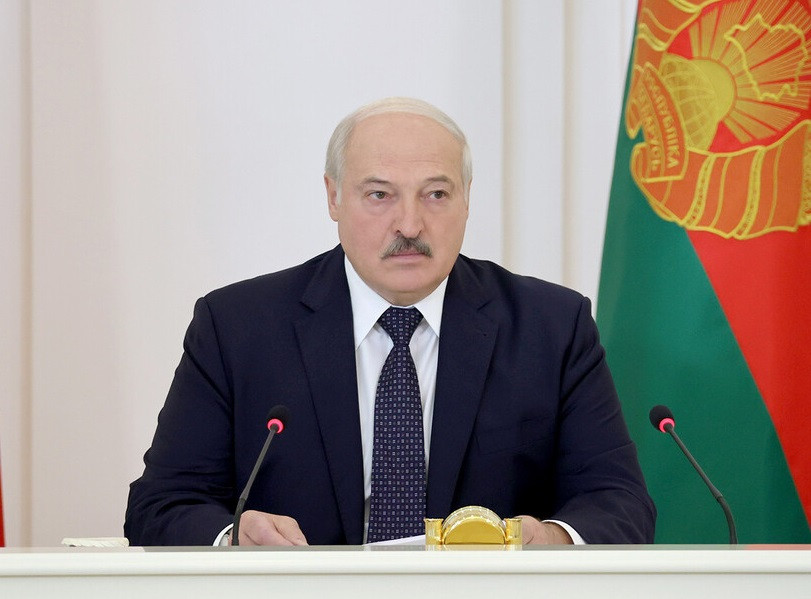 ForPost - Новости : Лукашенко о модернизации самолётов под ядерное оружие: «Думаете, языком ляпаем?»