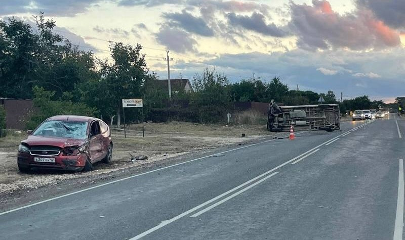 ForPost - Новости : Микроавтобус снёс иномарку на шоссе в Севастополе