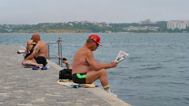 ForPost - Новости : В Севастополе на пляже Хрустальный купальщиков оставили на голом бетоне 