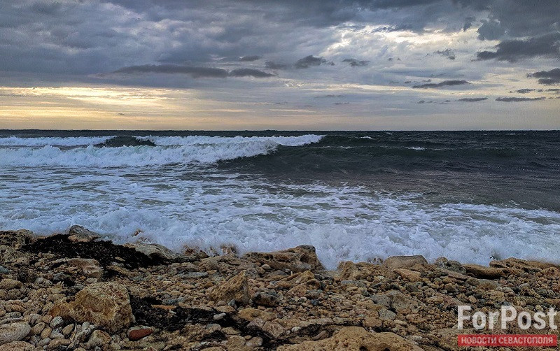 ForPost - Новости : Тело неизвестного водолаза выбросило на берег Крыма