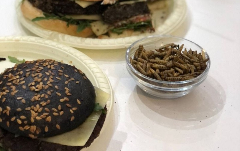 ForPost - Новости : Вице-премьер съел бургер с личинками мух и призвал россиян проработать ментальность