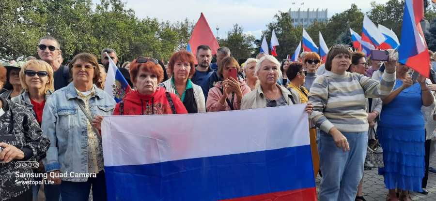 ForPost - Новости : Огромное количество севастопольцев пришло на площадь Нахимова поддержать референдум на Юго-Востоке 