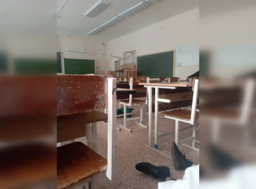 ForPost - Новости : Мужчина ворвался в школу и расстрелял больше 20 человек
