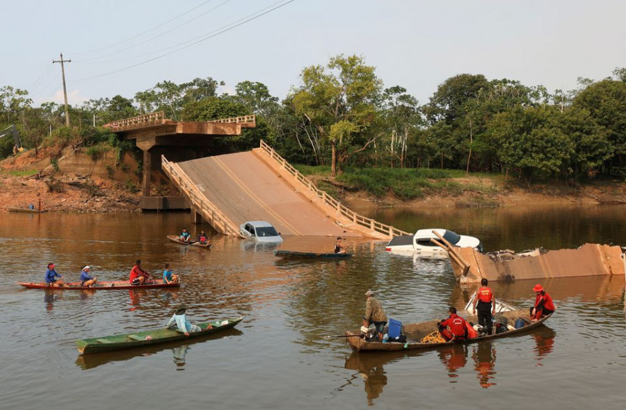 ForPost - Новости : Три человека погибли, когда автомобильный мост упал в реку