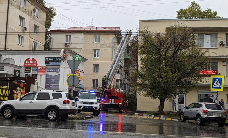 ForPost - Новости : В Севастополе предположительно молнией выбило стекла из офисного здания