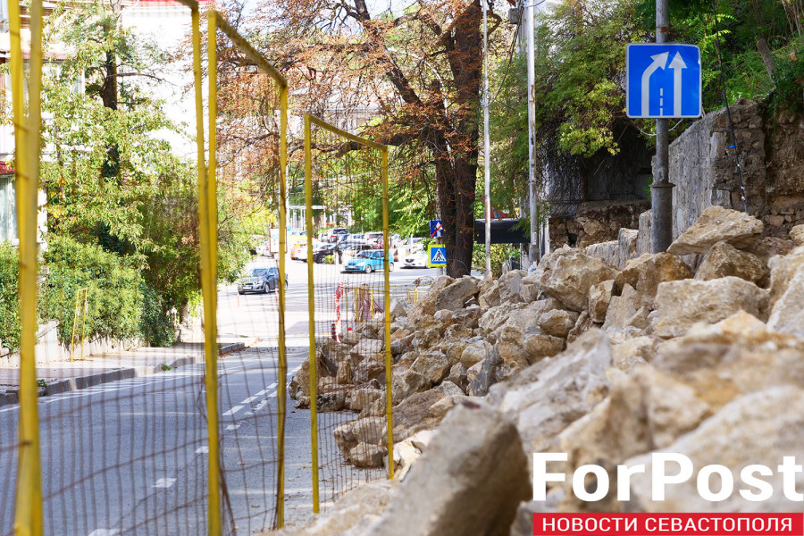 ForPost - Новости : Когда уберут камни обвалившейся стены на 4-й Бастионной в Севастополе