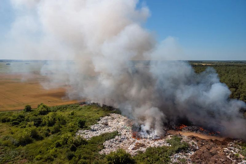 ForPost - Новости : Столб дыма от горящего мусора в Севастополе приняли за взрыв