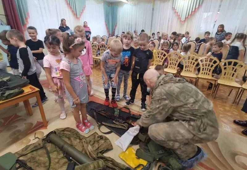 ForPost - Новости : Детский сад устроил недетский урок патриотизма с «Калашниковым» и РПГ