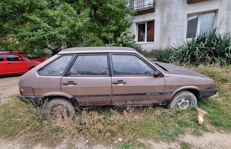 ForPost - Новости : Куда обращаться, если во дворе долгое время стоит брошенная машина?